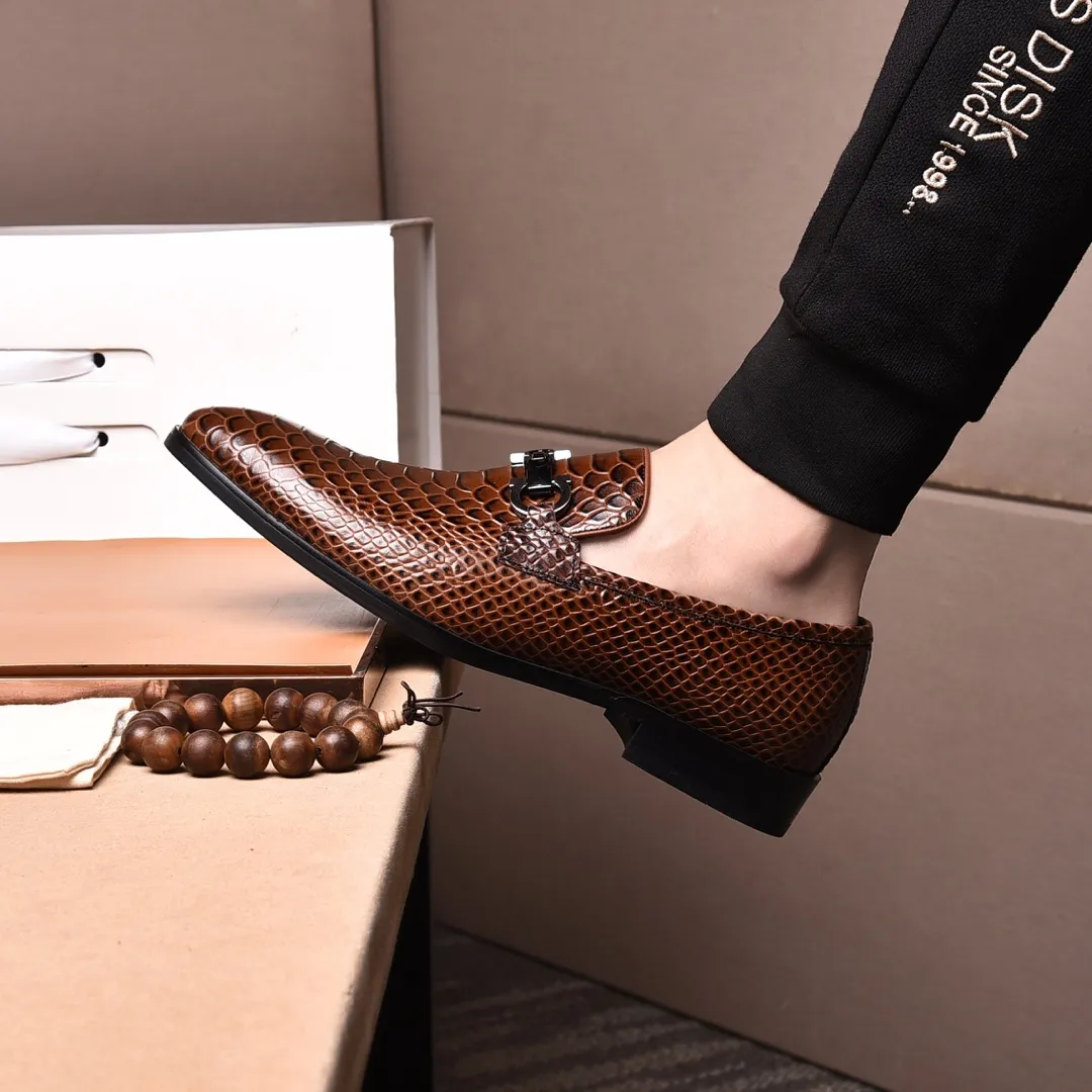 Men's shoes 💰540📛📛(water-dyed cowhide) Salvatore Ferragamo high-end (Salvatore Ferragamo) is the world's top luxury footwear brand. It comes from the fashion kingdom of Italy and is famous all over the world for its traditional handmade design and novel styles...🚶🏻🚶🏻New suit shoes are available simultaneously at the counter. This model is purely handmade. The fabric is imported from Italy's original first-layer cowhide. Soft water-dyed cowhide lining. Original authentic outsole🌀🌀Size: 38➖45